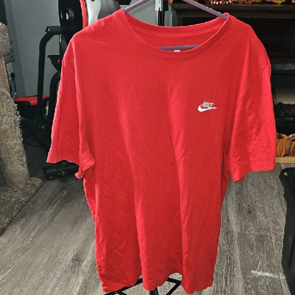 The NIKE TEE Mens Red Tshirt Sz Large